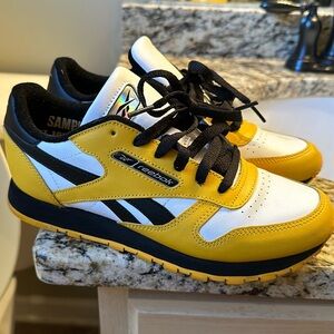 Black yellow Reebok. Rare